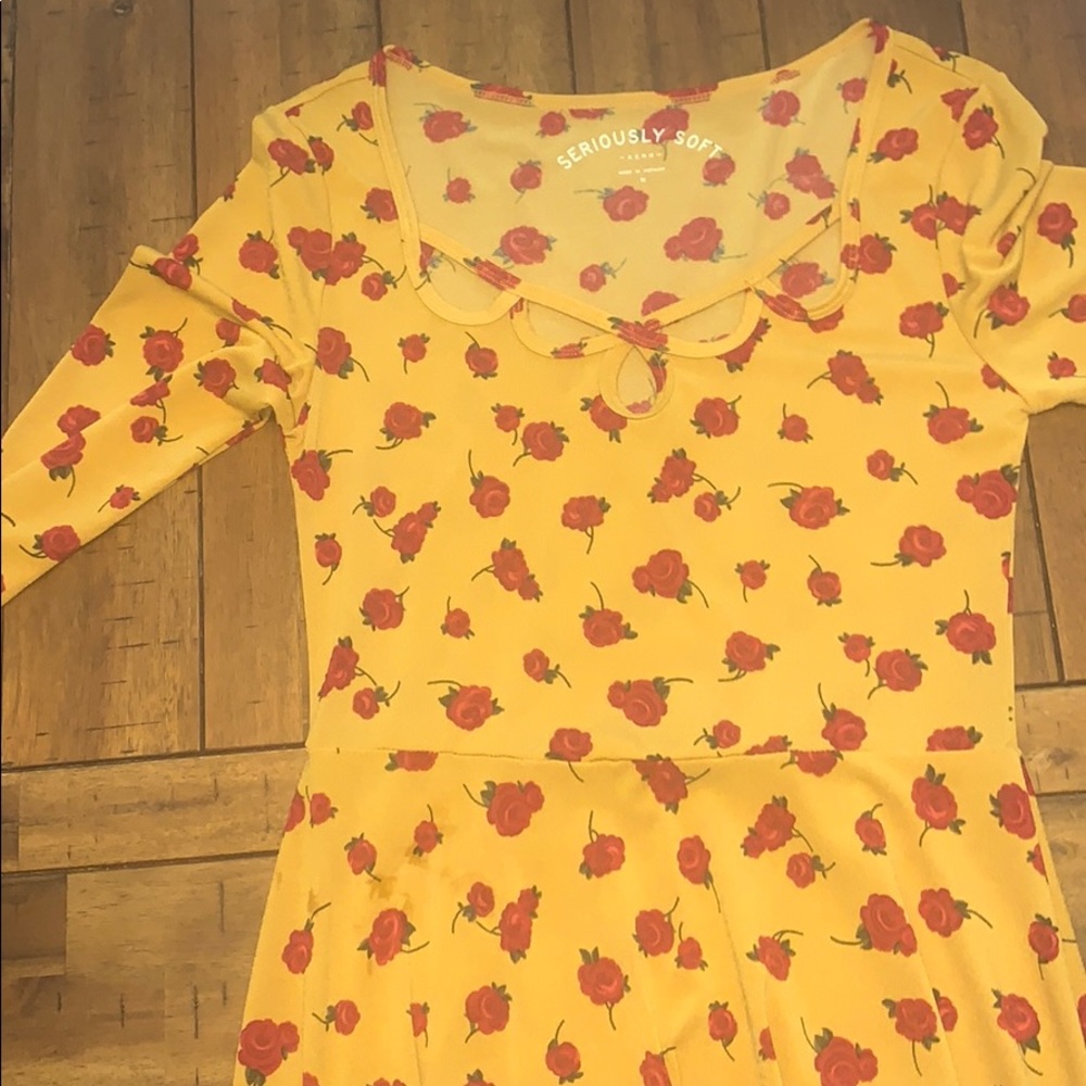 Knee high yellow dress with roses